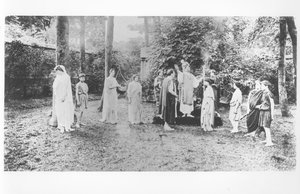 Nathalie Clifford Barney (1876-1972) avec des danseurs vêtus de toges